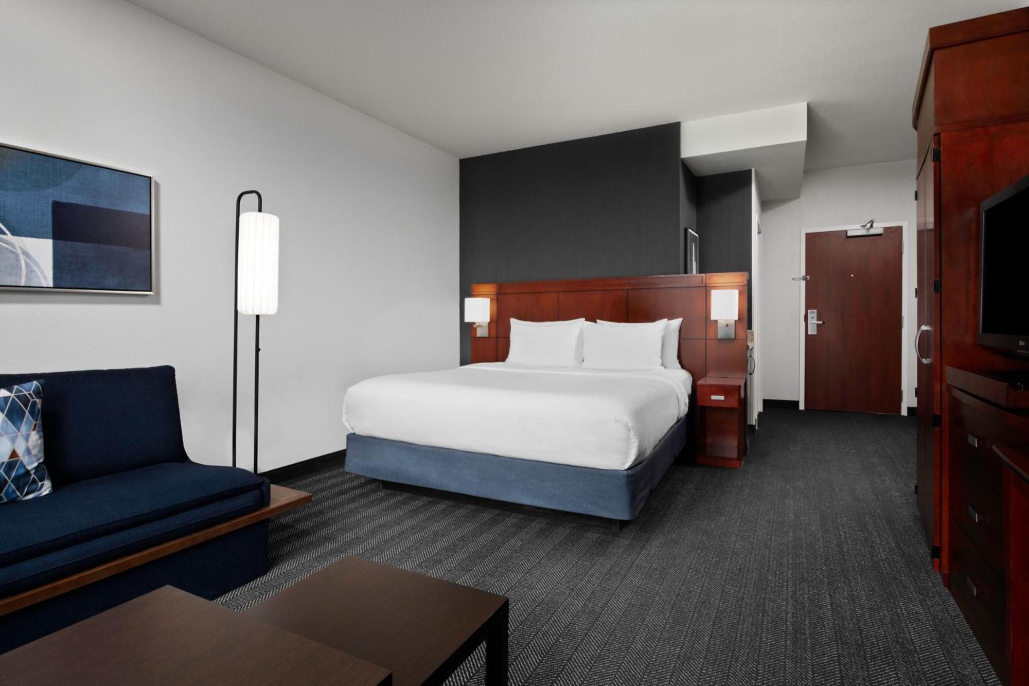 Courtyard Kansas At Briarcliff 3*